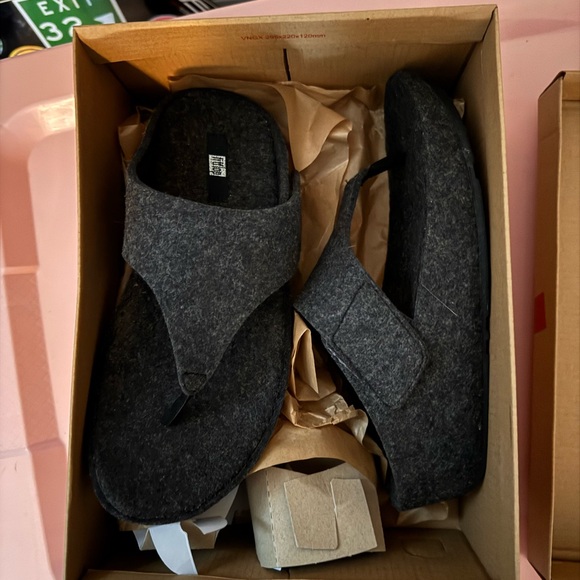 Brand new black flip flops - Picture 2 of 4